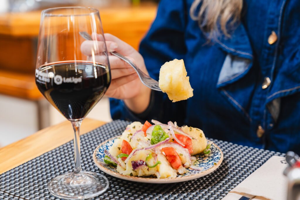 Gourmet tapas and wine tour in Triana