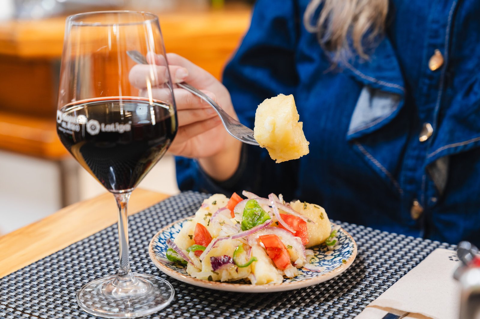 Gourmet tapas and wine tour in Triana